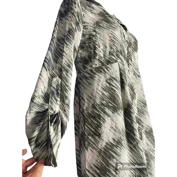 Maternity Women’s Liz Lange Button-Up, 3/4th Sleeve Blouse Size X-Small - Picture 3 of 10